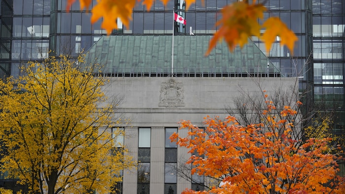صورة خريفية لمقر بنك كندا في أوتاوا.