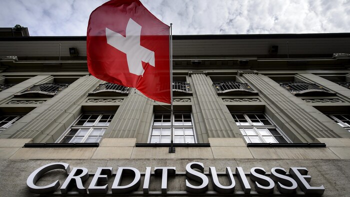 واجهة أحد فروع مصرف ’’كريدي سويس‘‘ وقد رُفع عليها علم سويسرا.