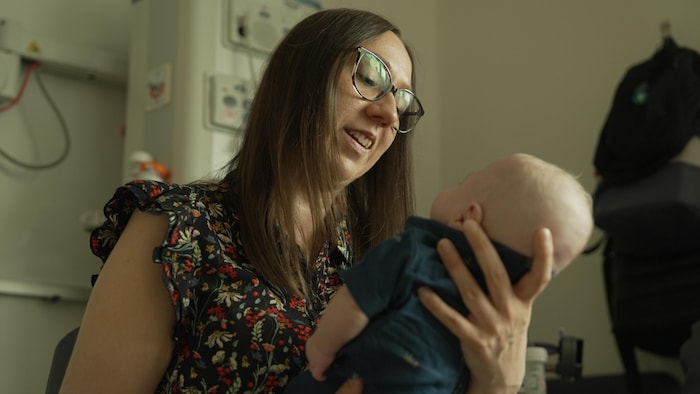 Tiffany Raymond regarde son bébé.