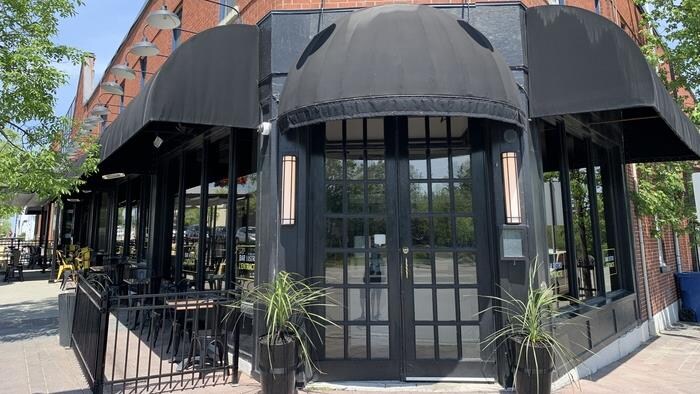 La façade d'un restaurant sur un bâtiment en coin.