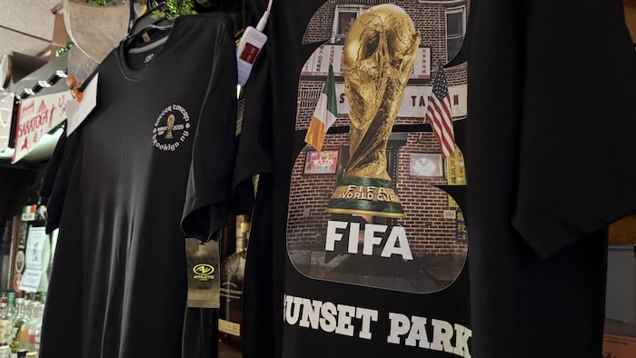 Un chandail aux couleurs de la FIFA dans un bar de Brooklyn.
