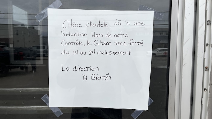 Une affiche dans une porte indique que le Gibson rouvrira le 24 mai. 