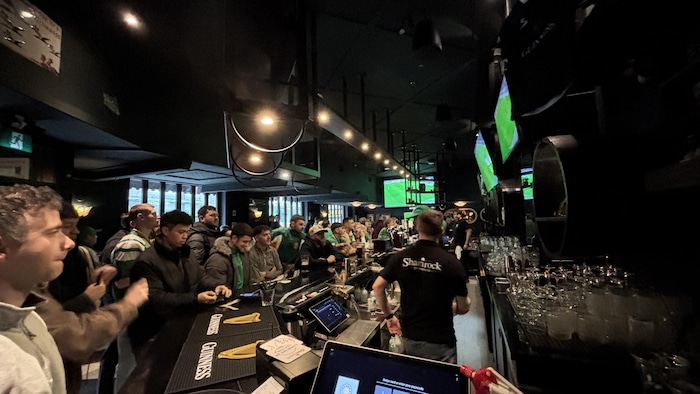 L'intérieur d'un bar situé sur la rue Granville, à Vancouver.