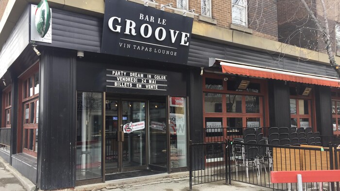 La façade d'un bar nommé Bar Le Groove.
