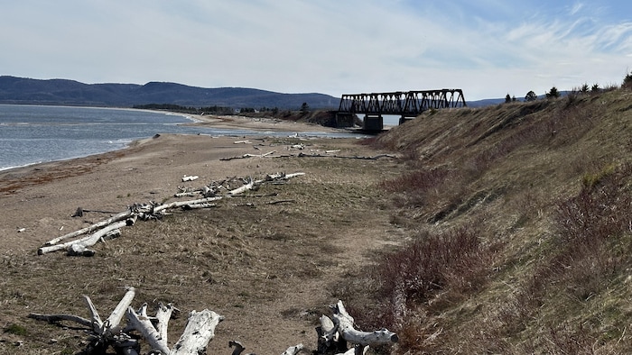 Un pont ferroviaire et une plage à Barachois, en Gaspésie.