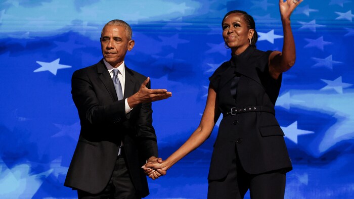 Barack Obama ve Michelle Obama sahnede.