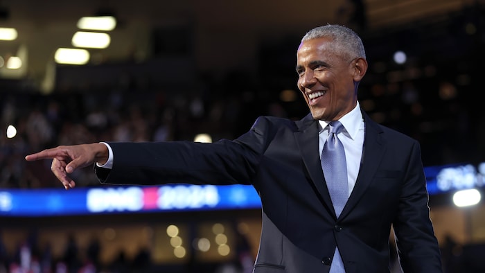 O 44º presidente dos Estados Unidos, Barack Obama, gesticula para a multidão no United Center, em Chicago.