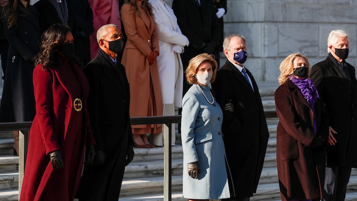 Les anciens présidents avec leur épouse portent tous des masques. 