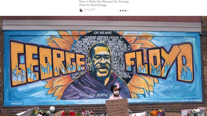 Une fillette portant un masque tient une affiche disant : « s'il vous plaît, ne tuez pas mon papa » devant une murale à la mémoire de George Floyd.