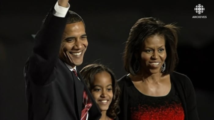 Barack Obama salue la foule en compagnie de sa fille aînée et de son épouse, Michelle Obama.