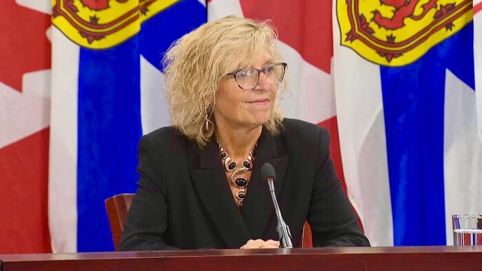Barbara Adams répond aux questions des journalistes dans la salle de presse après le conseil des ministres.