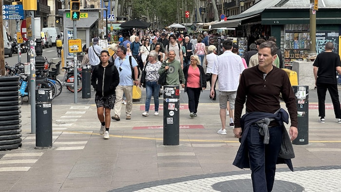 Des gens qui marchent sur la rambla à Barcelone.