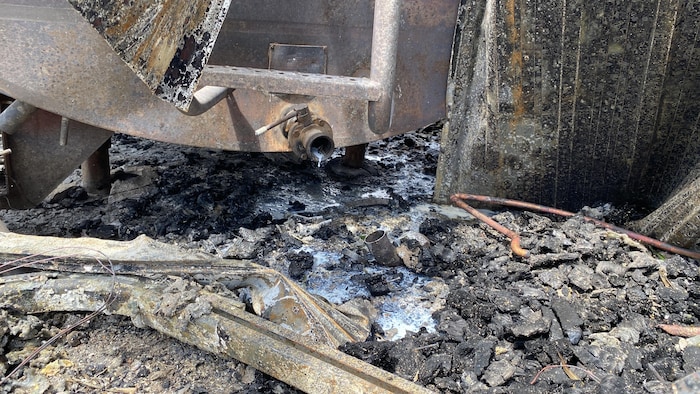 Les débris laissés par l'incendie de la ferme laitière de Barnston Ouest.