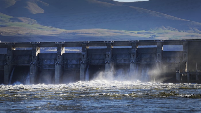 Next to the city of Dam in the Kolumbia River, Dalles, Oregon.