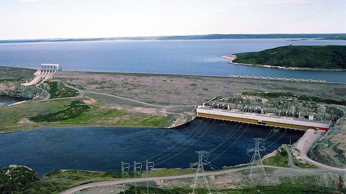 Une centrale hydroélectrique vue du haut des airs.