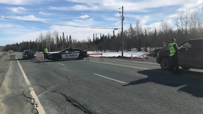 Un barrage de la SQ pour contrôler les accès à Rouyn-Noranda.