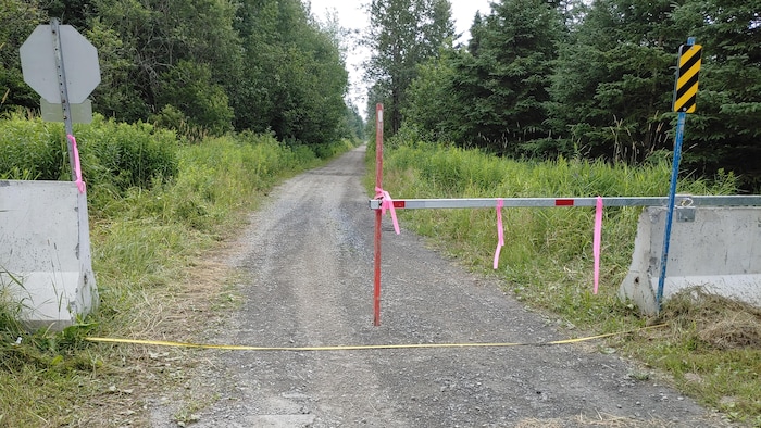 Une barrière du sentier en 2021.