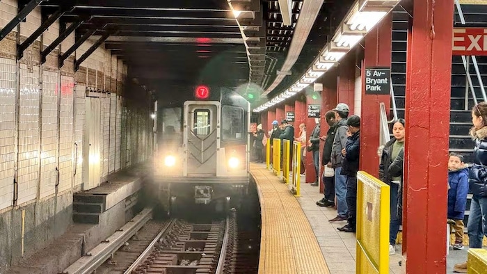 Des barrières jaunes sur le quai d’une station de métro new-yorkaise.