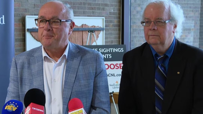 Barry Petten, ministre des Transports et Art Puddister, membre du Save Our People Action Committee lors de la conférence de presse du 29 mai.