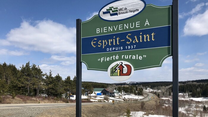 Une affiche à l'entrée du village d'Esprit-Saint
