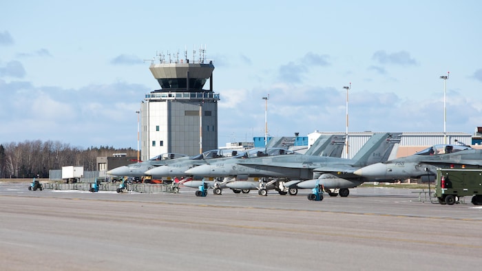 Aviones CF-18 en la pista de la base militar de Bagotville, en Canadá.