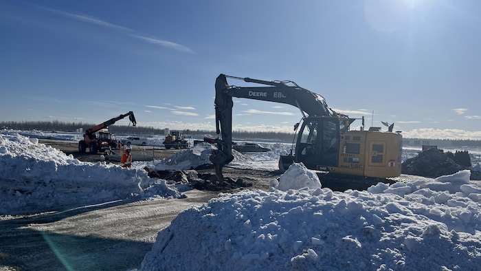 Une pelleteuse à l'œuvre dans un terrain en construction.