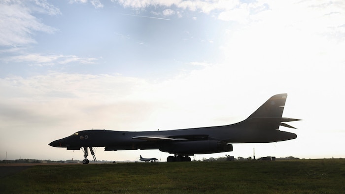 Un bombardier B-1B Lancer à la base aérienne de la RAF de Fairford, qui accueille du personnel de l'armée de l'air américaine, à Fairford, dans le Gloucestershire, en Grande-Bretagne, le 27 septembre 2026.