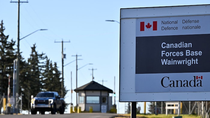 L'enseigne de la base militaire canadienne de Wainwright, en Alberta.