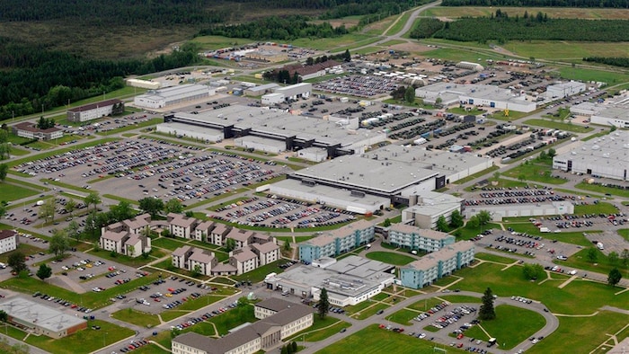 La base militaire de Valcartier photographiée du haut des airs, en été.
