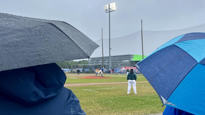 Un match de baseball se déroule sous la pluie.