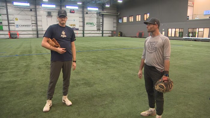 Garrett Hawkins, à gauche, et Jordan Draeger au Gordie Howe Baseball Complex à Saskatoon.