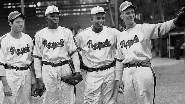 Johnny Wright et Jackie Robinson avec d'autres joueurs.
