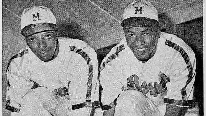 Johnny Wright et Jackie Robinson qui lacent leurs lacets.