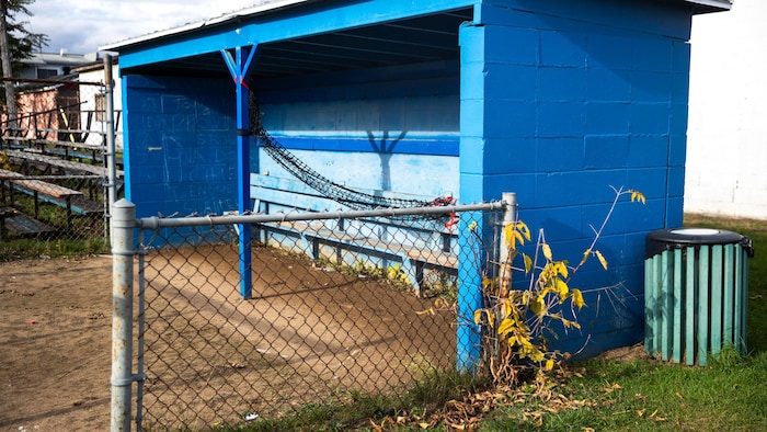 Un abri d'un terrain de baseball.