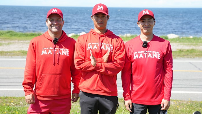 Maxime Gauthier, Kota Bekki et Keisuke Takikawa devant le fleuve.