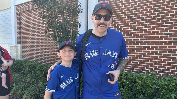 Jérôme et Albert Larochelle sourient à la caméra alors qu’ils font la queue pour entrer au TD Ballpark.