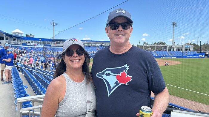 Holly et Tom Jackson posent tout sourire à l’intérieur du TD Ballpark.