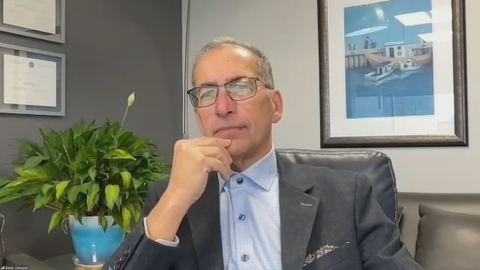 Un homme en entrevue.