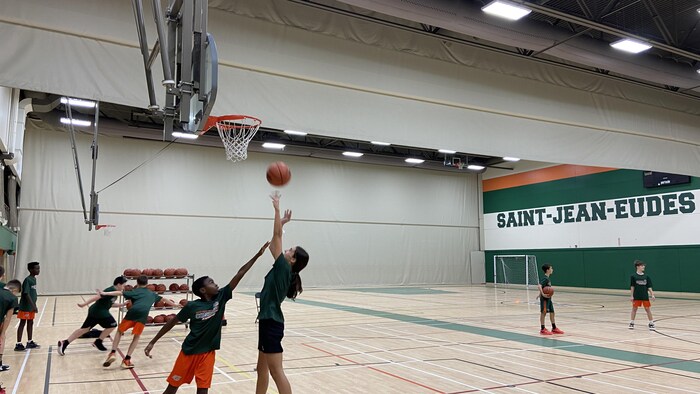 Des jeunes de l'école secondaire Saint-Jean-Eudes jouent au basketball.
