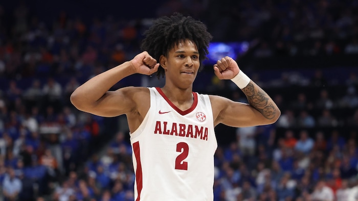 Un basketteur célèbre une victoire.