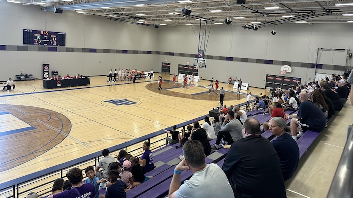 Les gradins sont à moitié rempli pour une partie de basketball dans un gymnase de l'Université Bishop's. 