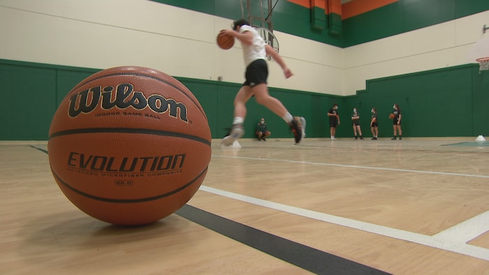 Un ballon de basketball en gros plan dans un gymnase