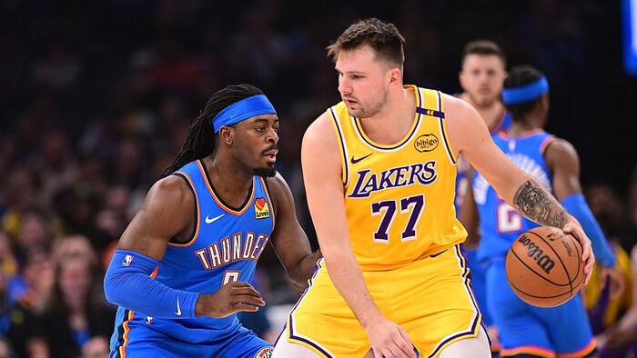 Luguentz Dort surveille Luka Doncic dans un match entre le Thunder et les Lakers.