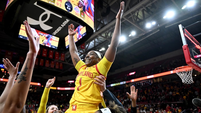 Une basketteuse est soulevée par ses coéquipières.