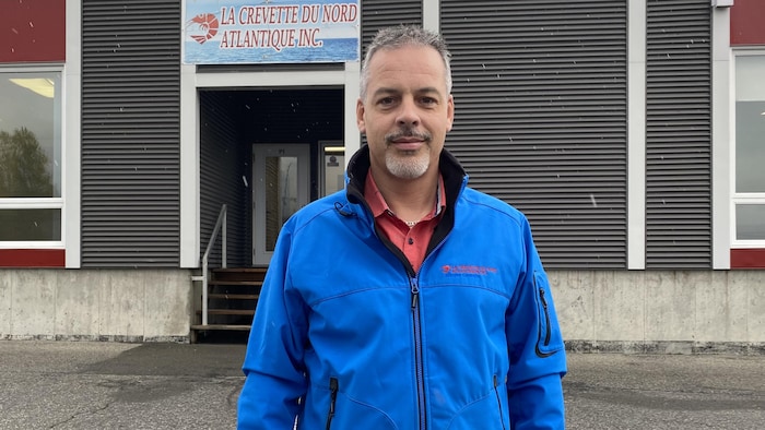 Bastien Denis devant l'usine La Crevette du Nord Atlantique.