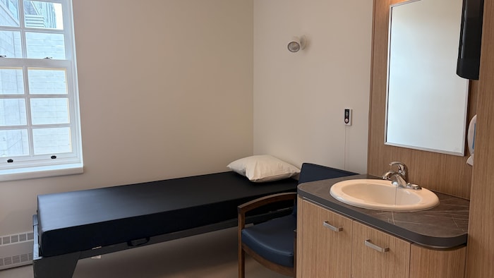 Près de la fenêtre se trouve un lit. Au côté, une chaise et au mur, une cloche d'appel. Un petit lavabo et des tiroirs ainsi qu'un miroir compose le reste de l'ameublement. 