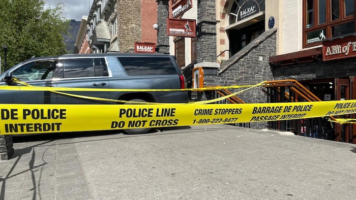 Des banderoles jaunes de la police autour d'un bar à Banff. 