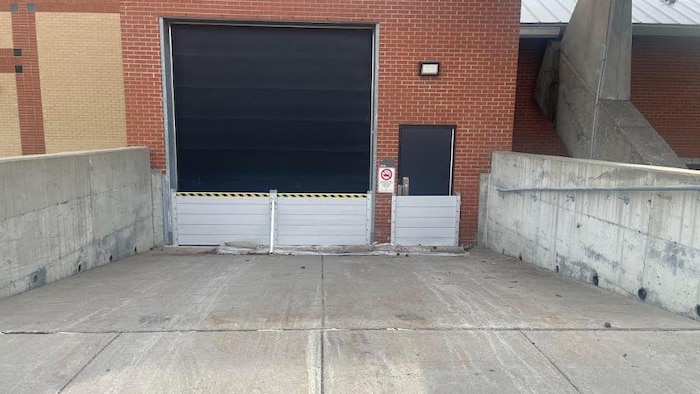 Deux batardeaux rétractables au fond d'une entrée de garage.