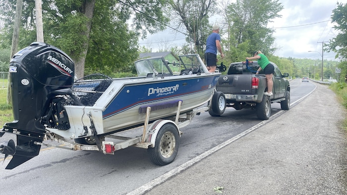 Un camion qui tire un bateau est arrêté sur la route à Chelsea, près de la rivière Gatineau.