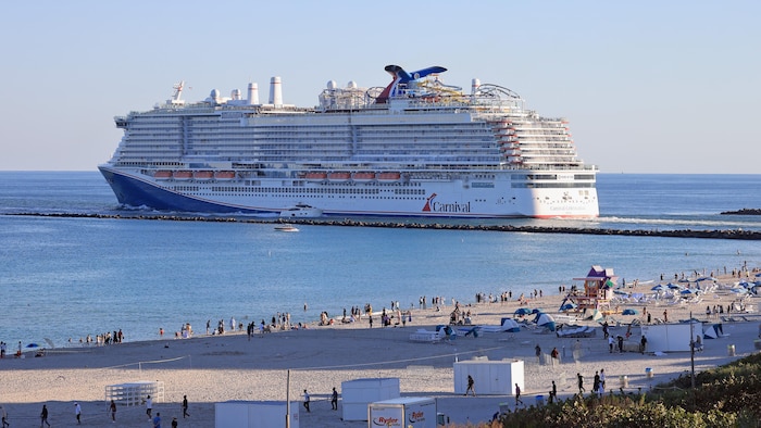 Un navire de croisière de la compagnie Carnival Cruise Line tout près de Miami Beach, en Floride.